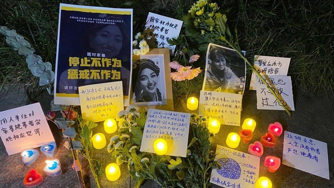 Люди принесли фотографии, свечи и записки для памяти блогера Ламу, убитой своим бывшим мужем, фото 2020 года