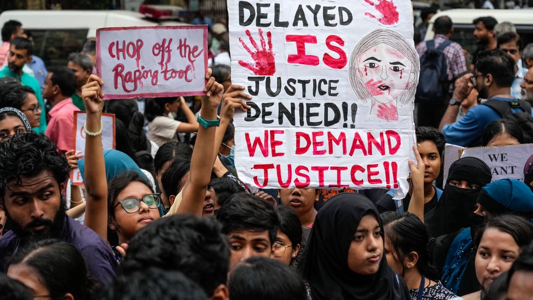 Протестувальники приєднуються до опівнічного мітингу, протестуючи проти вбивства 31-річної аспірантки  та вимагаючи належного розслідування, Калькутта, Індія, 14 серпня 2024 року