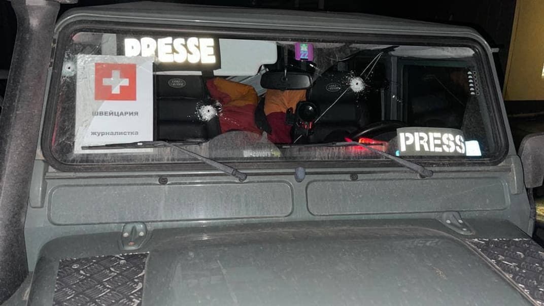 Окупанти обстріляли машину іноземного журналіста та відібрали у нього речі 