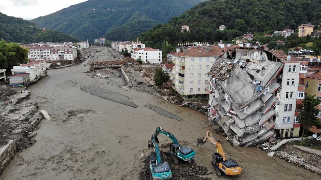 Последствия паводков в городе Бозкурт в провинции Стамбул, Турция, 13 августа 2021 года
