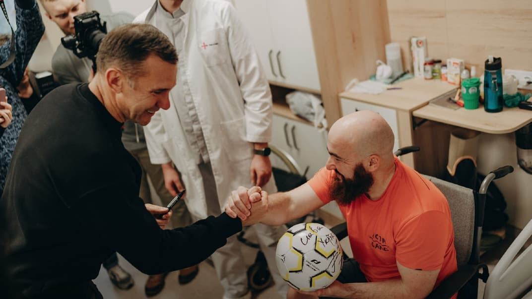 Грузинский доброволец с футболистом Андреем Шевченко