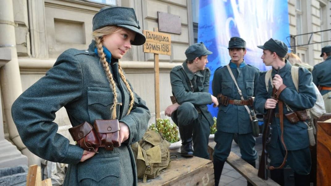 Реконструктори в уніформі Галицької армії під час військово-історичної реконструкції з нагоди святкування 100-річчя ЗУНР у Львові, 31 жовтня 2018 року