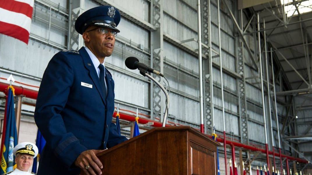 Чарльз Браун став першим афроамериканцем, який очолив Військово-повітряні сили США