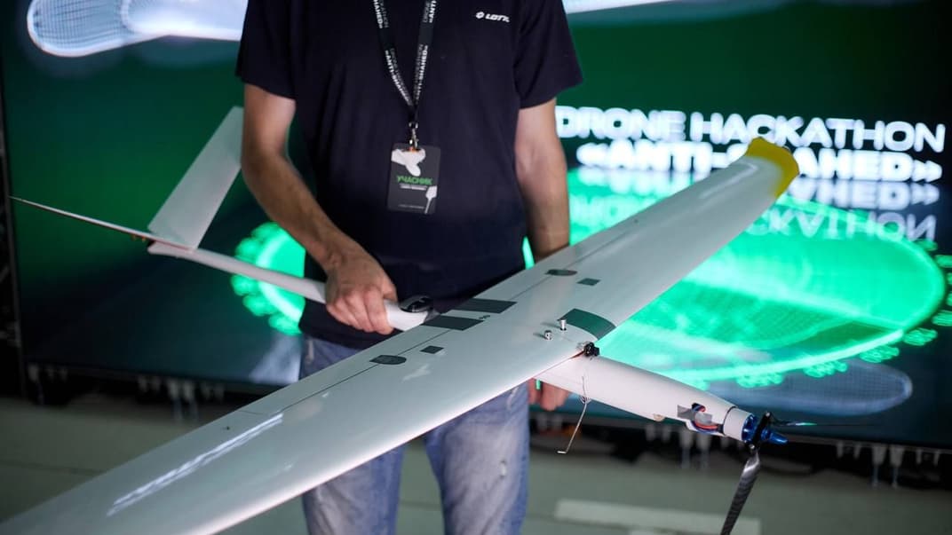 Учасник Drone Hackathon Anti-Shahеd тримає в руках безпілотник