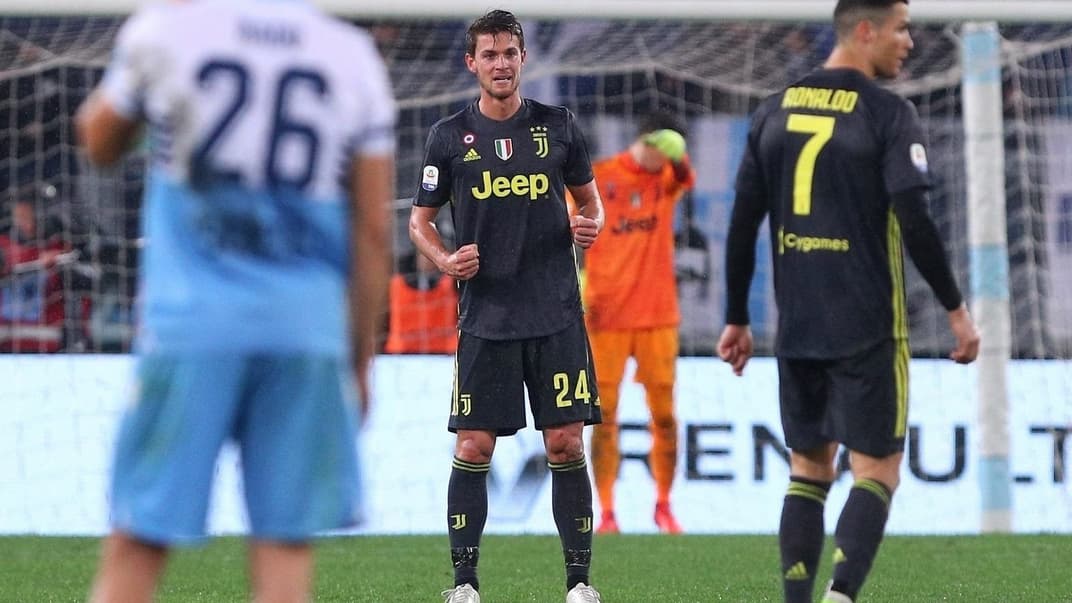 Защитник туринского «Ювентуса» Даниэле Ругани (по середине)