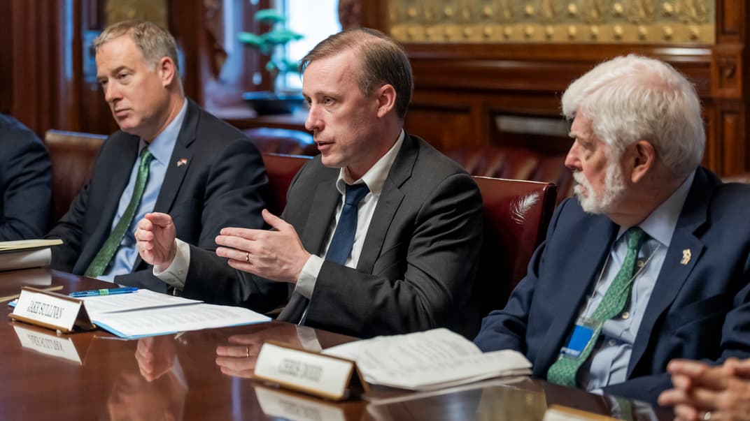 Советник президента США Джейк Салливан (в центре)