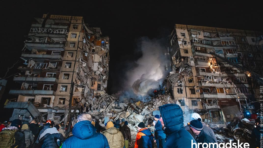 Спасательная операция на месте попадания российской ракеты в многоэтажку в Днепре, 14 января 2023 года