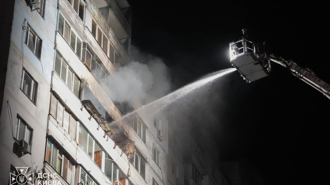 Окупанти поцілили по багатоповерхівці у Деснянському районі Києва, 8 жовтня 2026 року