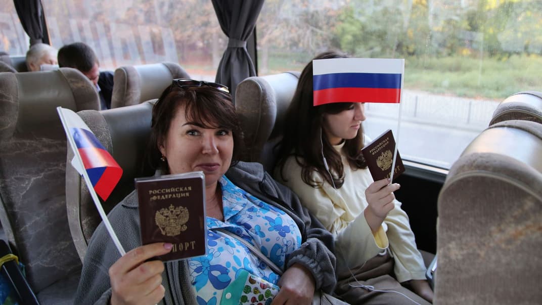 Жители Донецка с российскими паспортами пересекают в автобусе украинско-российскую границу, чтобы проголосовать на избирательном участке в Ростовской области РФ, 17 сентября 2021 года