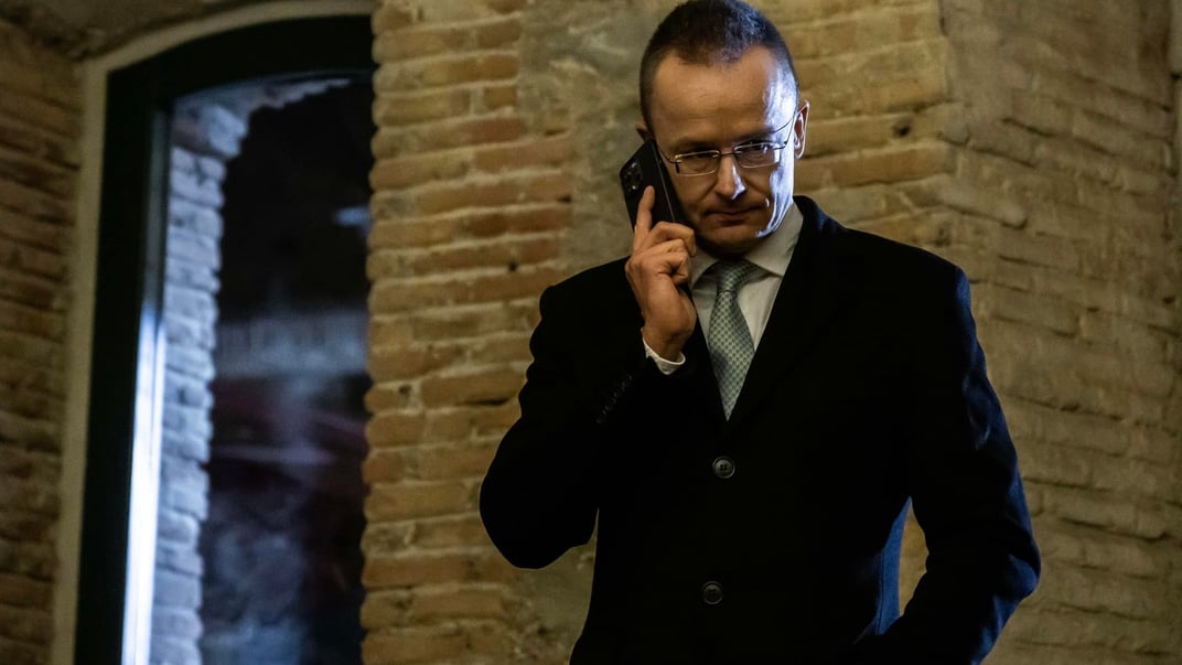 Ілюстративне фото. Міністр закордонних справ Угорщини Петер Сіярто говорить телефоном, 2023 рік