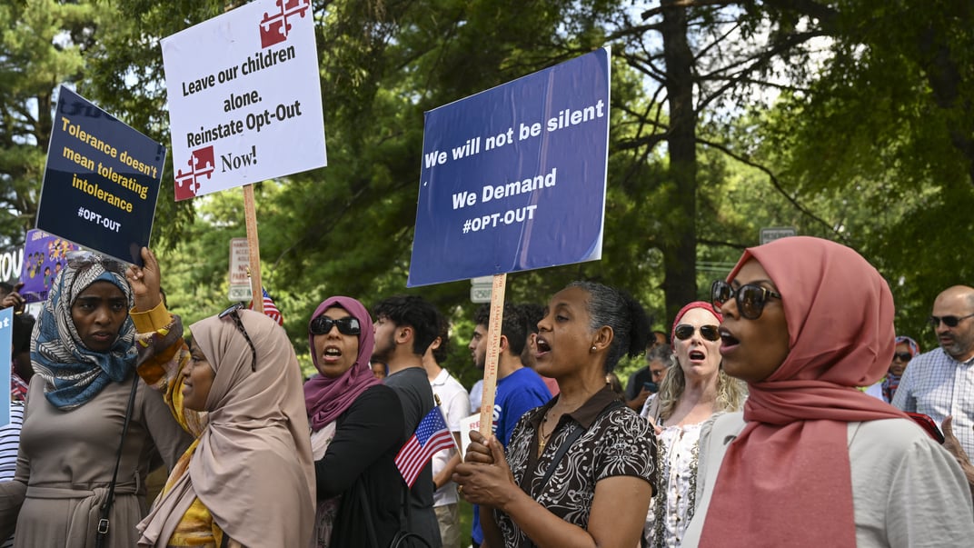 Група батьків округу Монтгомері протестує проти заборони для учнів відмовлятися від уроків про ЛГБТ та гендер, 20 липня 2023 року Група батьків округу Монтгомері протестує проти заборони для учнів відмовлятися від уроків про ЛГБТ та гендер, 20 липня 2023 року