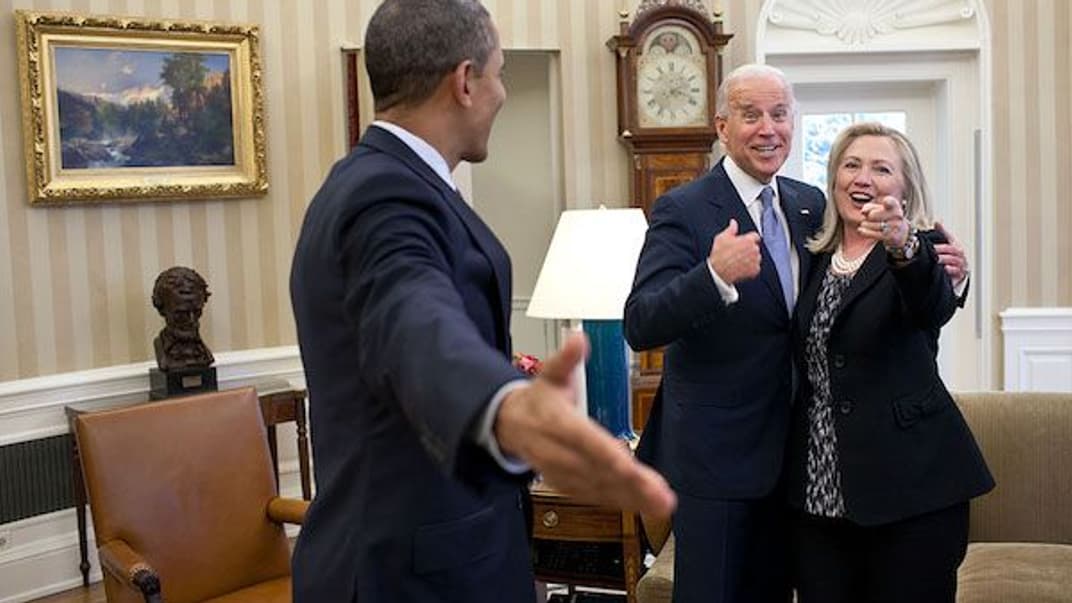 Джо Байден та Гілларі Клінтон (справа) та експрезидент США Барак Обама (зліва)