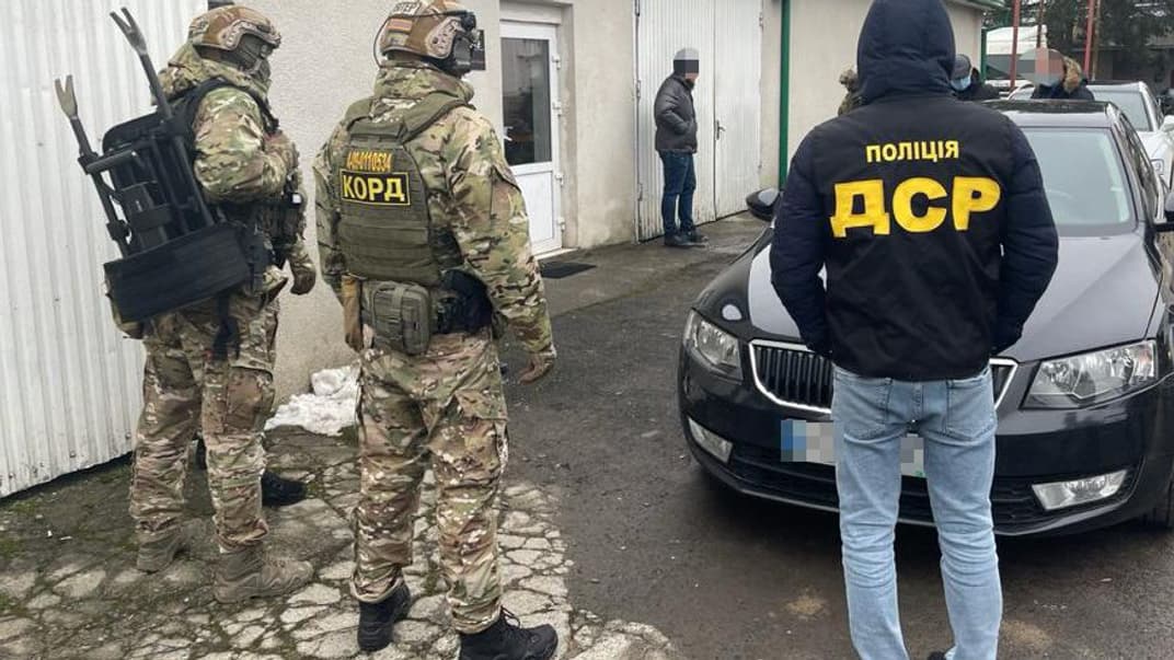На Закарпатье правоохранители сообщили о подозрении восьми инспекторам таможни, нанесшие ущерб государству на 2 миллиона гривен при растаможивании автомобилей