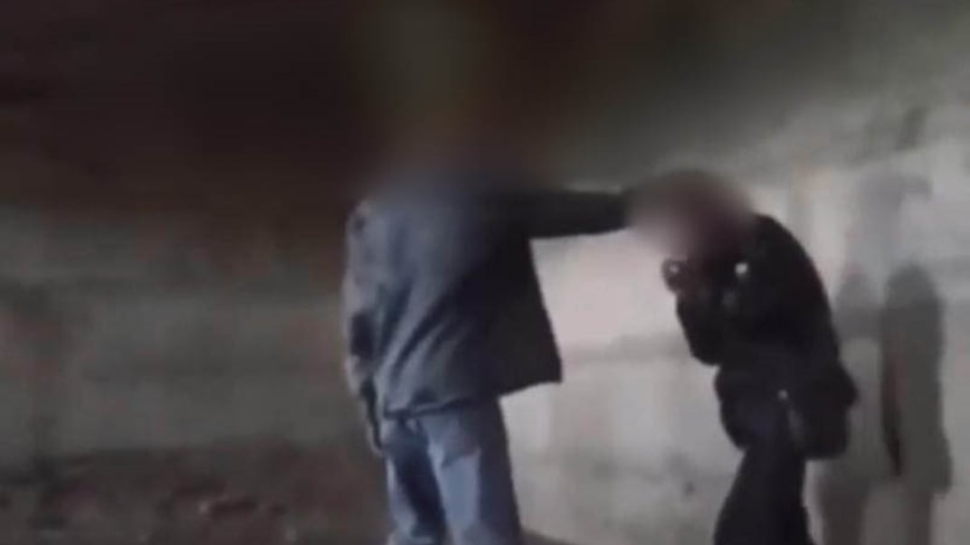 На поширеному відео видно, як юнак б’є підлітка руками та ногами