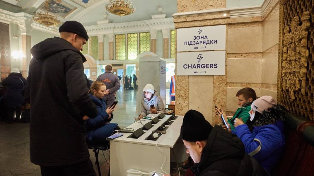Зона підзарядки на центральному вокзалі Києва, грудень 2022 року