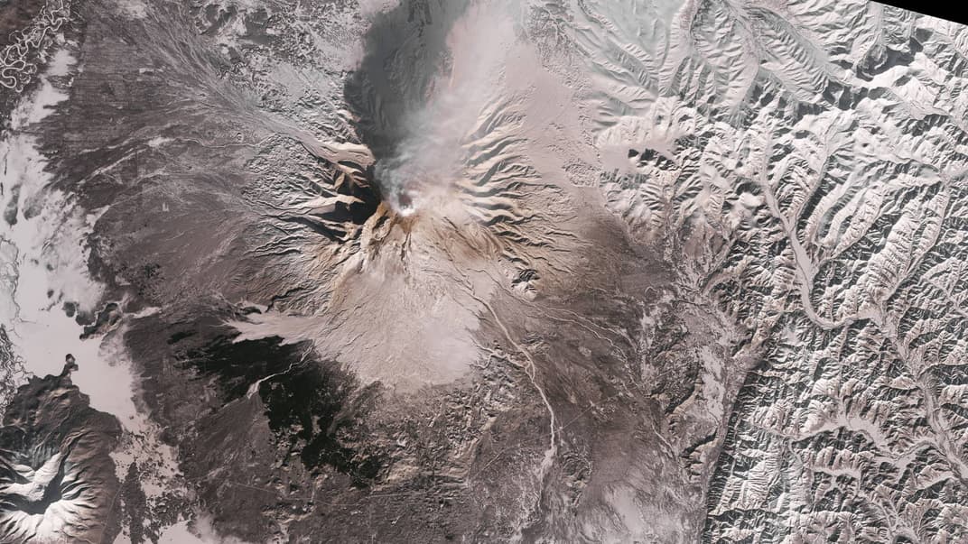 NASA Earth Observatory оприлюднила фото виверження найпівнічнішого вулкана Камчатки