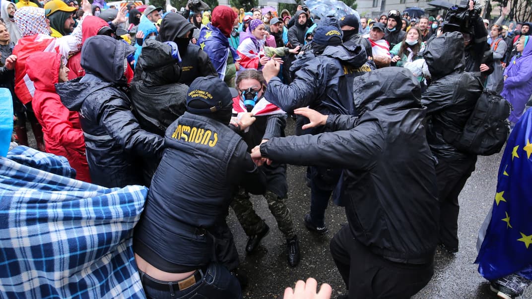 Поліція намагається затримати демонстрантів біля будівлі парламенту в центрі Тбілісі, Грузія, 13 травня 2024 року