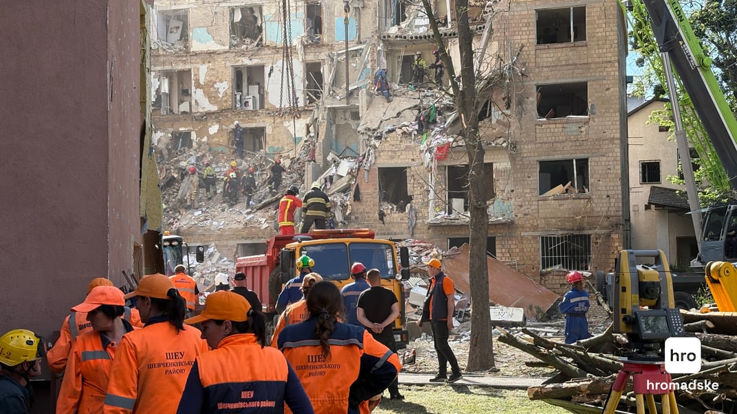 Аварийно-розыскные работы в доме в Киеве, куда 23 июня попала российская ракета Аварийно-розыскные работы в доме в Киеве, куда 23 июня попала российская ракета