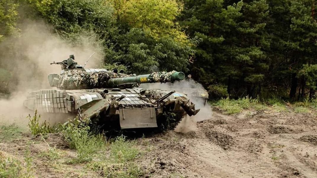 Военная техника на поле боя. Иллюстративное фото