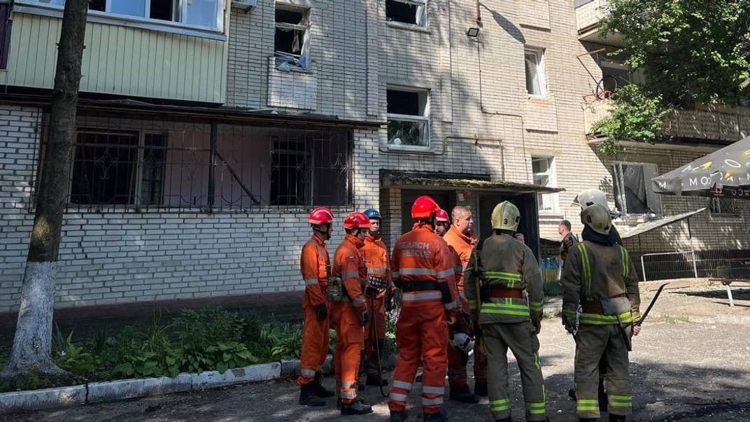 Спасатели ликвидируют последствия атаки россиян на Сумы, 29 июля 2023 года