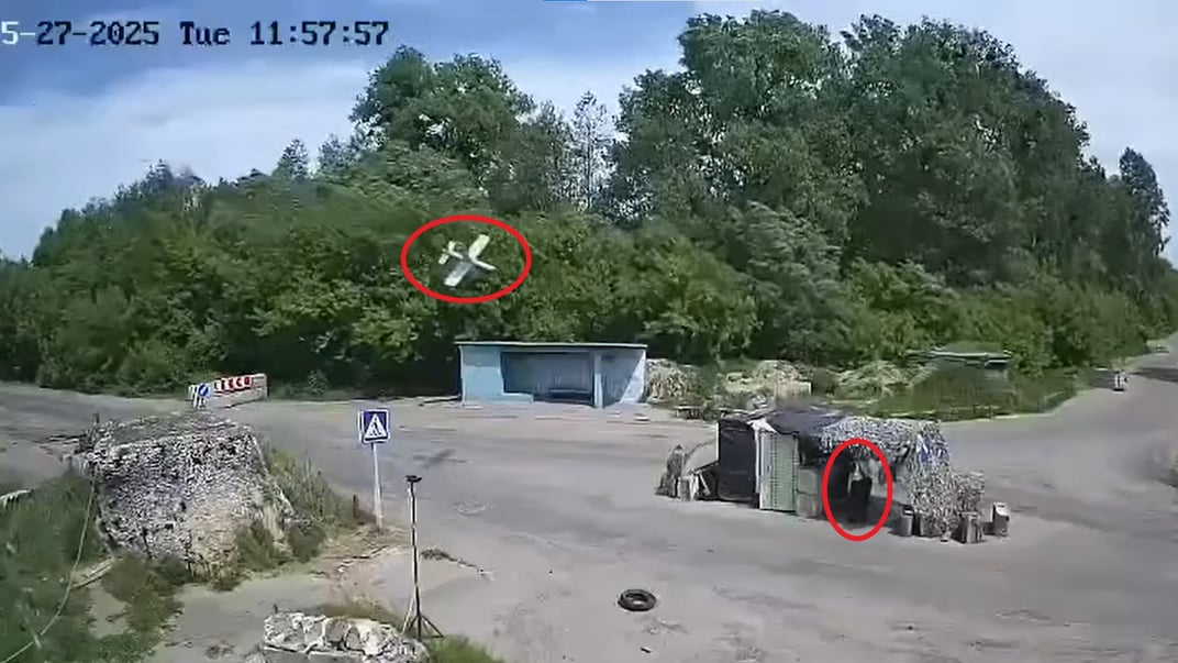 российский «ланцет» через мгновение до удара в блокпост в Сумской области российский «ланцет» через мгновение до удара в блокпост в Сумской области