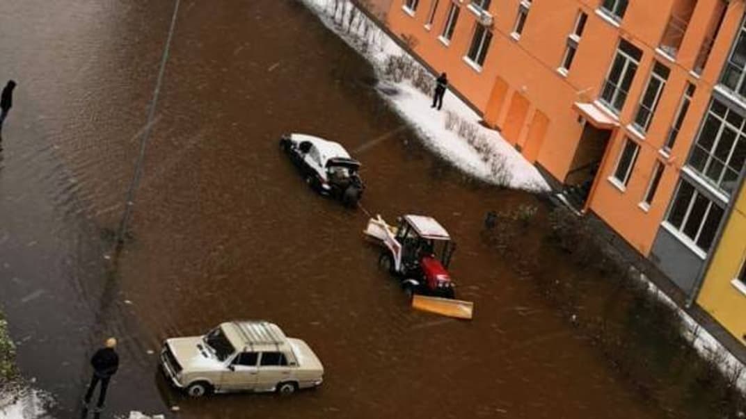 Прорвало трубу, яка пролягала під паркінгом житлового комплексу