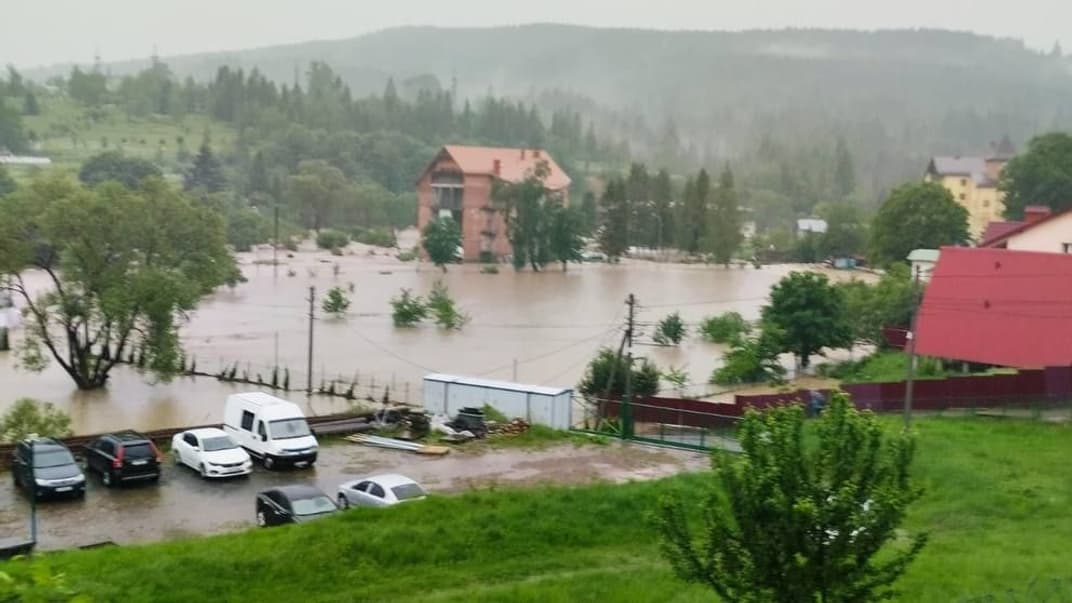 Наслідки повені у селищі Східниця