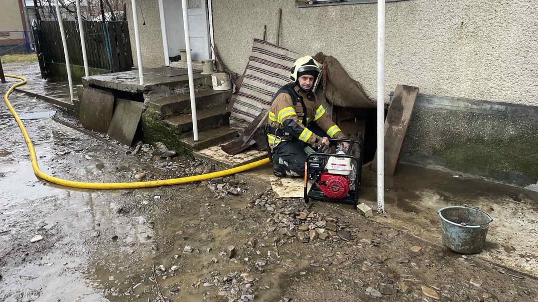 Спасатель откачивает воду в доме после сильных дождей и поднятия грунтовых вод, Закарпатье, 5 января 2022 года