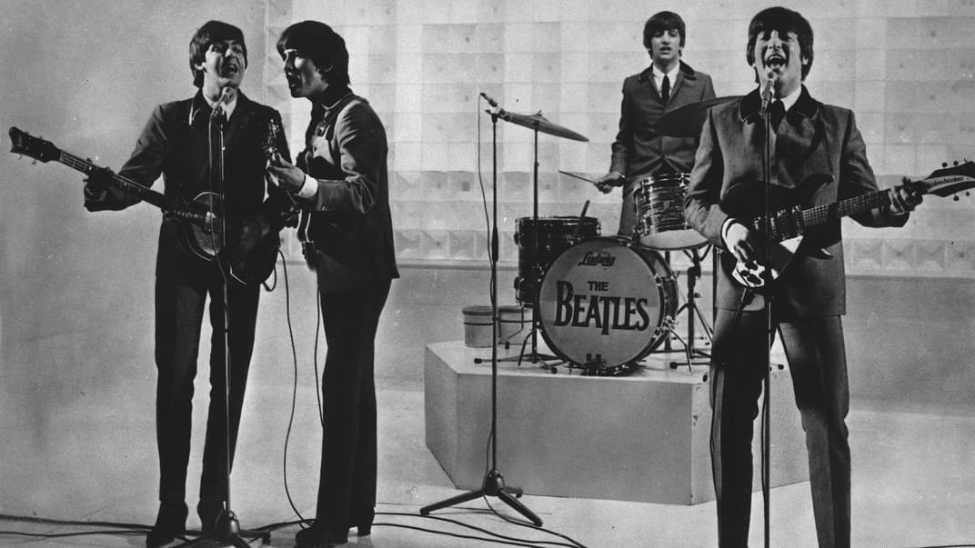 Учасники гурту The Beatles, зліва направо: Пол Маккартні, Джордж Гаррісон, Рінґо Старр, Джон Леннон, дата і місце виступу невідомі