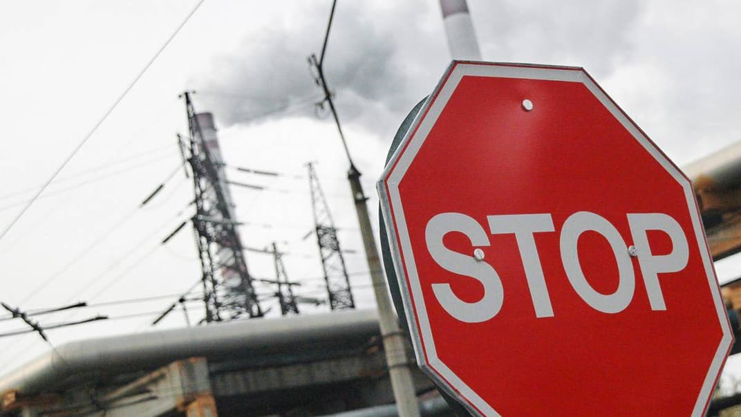 Россия ограничила экспорт в Украину (на фото — Кременчугский нефтеперерабатывающий завод, 9 ноября 2007 года)