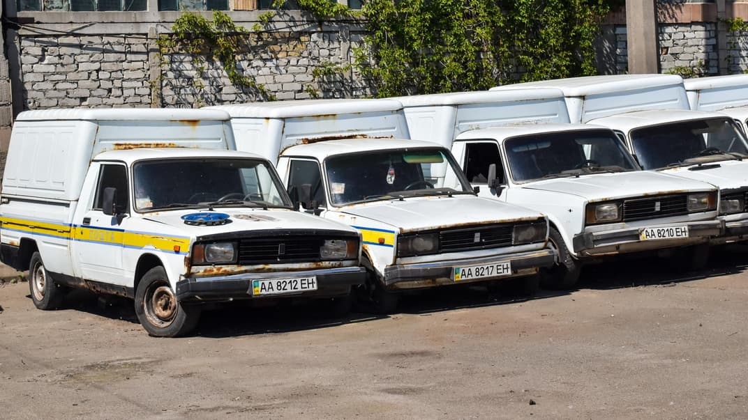 Старі авто, які «Укрпошта» виставила на продаж