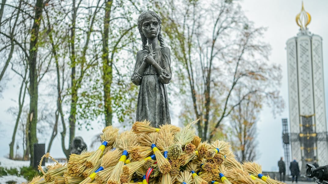 Скульптура «Горькая память детства», напоминающая о судьбе детей во время Голодомора, 23 ноября 2024 года