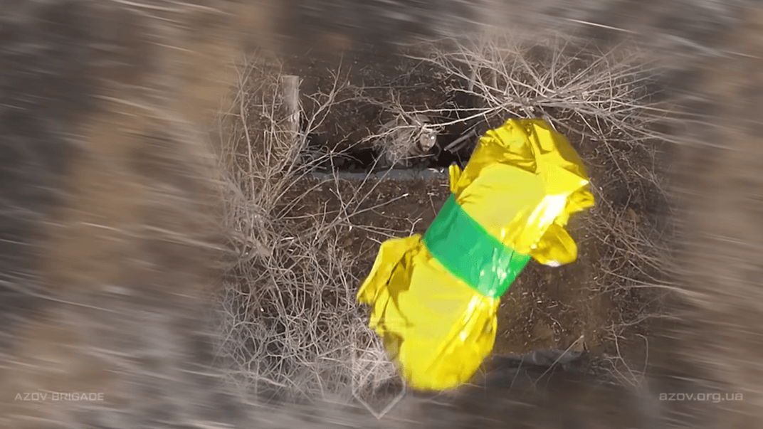 Медики с дрона сбросили кровь для переливания раненому