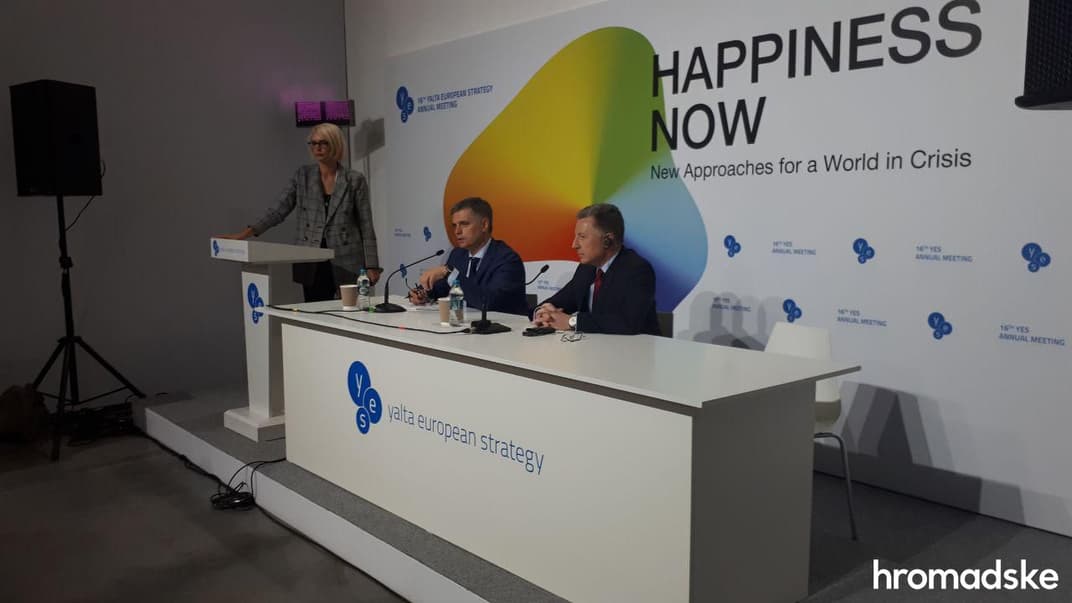 Міністр закордонних справ Вадим Пристайко (по центру) та спецпредставник Держдепу США Курт Волкер на прес-конференції в Києві, 14 вересня 2019 року