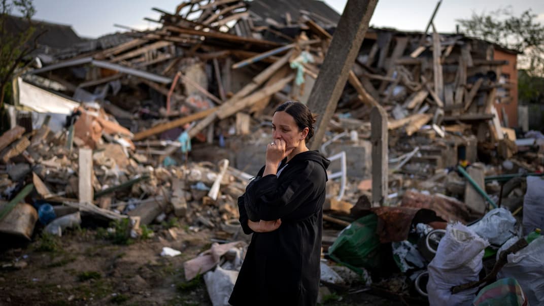 35-річна Анна Шевченко реагує на руйнування біля свого будинку в Ірпені, під Києвом, 3 травня 2022 року