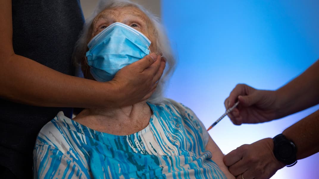 86-річна Блоссом Коппельман отримує третю дозу вакцини проти COVID-19 Pfizer/BioNTech у приватному будинку для людей похилого віку в Нетанії, Ізраїль, 1 серпня 2021 року