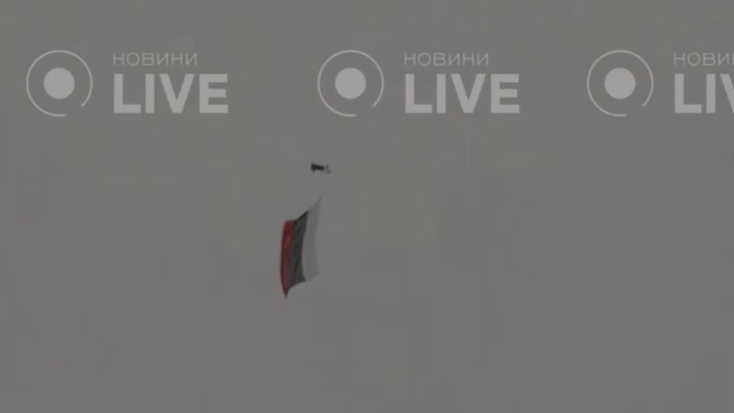 Дрон із російським прапором, який нібито помітили у центрі Києва
