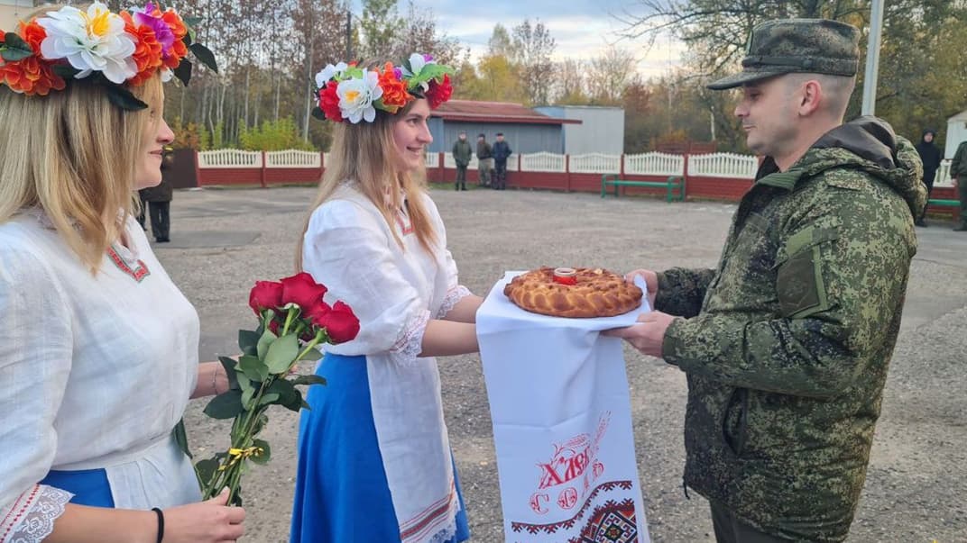 У Білорусі зустрічають ешелон з російськими військовими