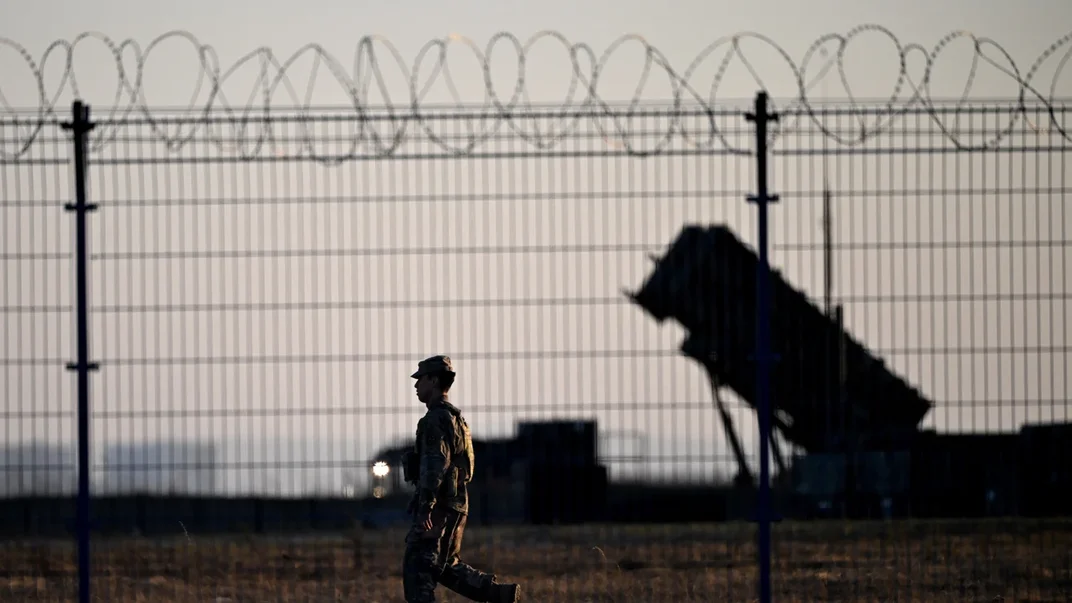 Ілюстративне фото. Солдат проходить повз системи ППО Patriot, встановлені на логістичній базі в аеропорту «Ряшів-Ясенка»