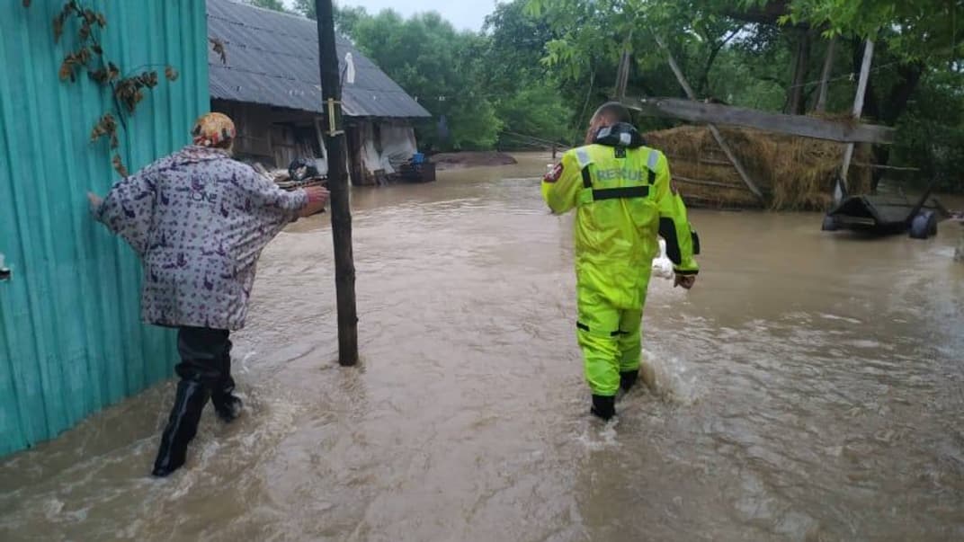 Эвакуация людей в западных областях Украины, пострадавших от непогоды