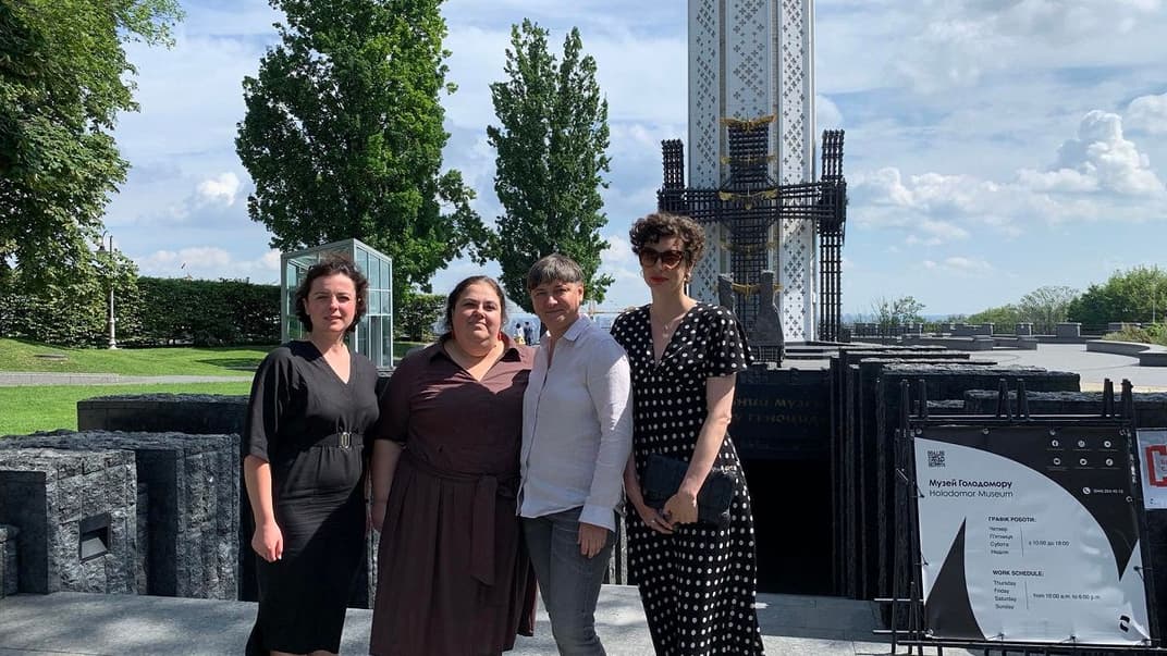 Очільниця музею Голодомору Леся Гасиджак (друга зліва) разом з адвокатками «ЮрФем: підтримка»