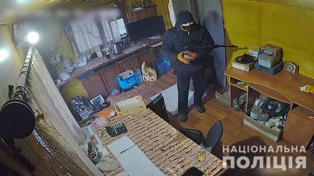 У Слов'янську невідомий зі зброї поранив чоловіка, коли грабував пункт прийому металобрухту. Поліція почала спецоперацію