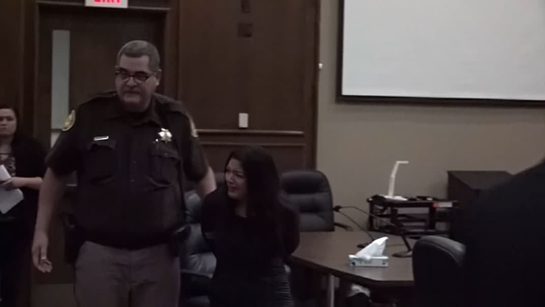 Селест Берджесс плачет, когда ее выводят из суда после оглашения приговора за аборт, 21 июля 2023 года