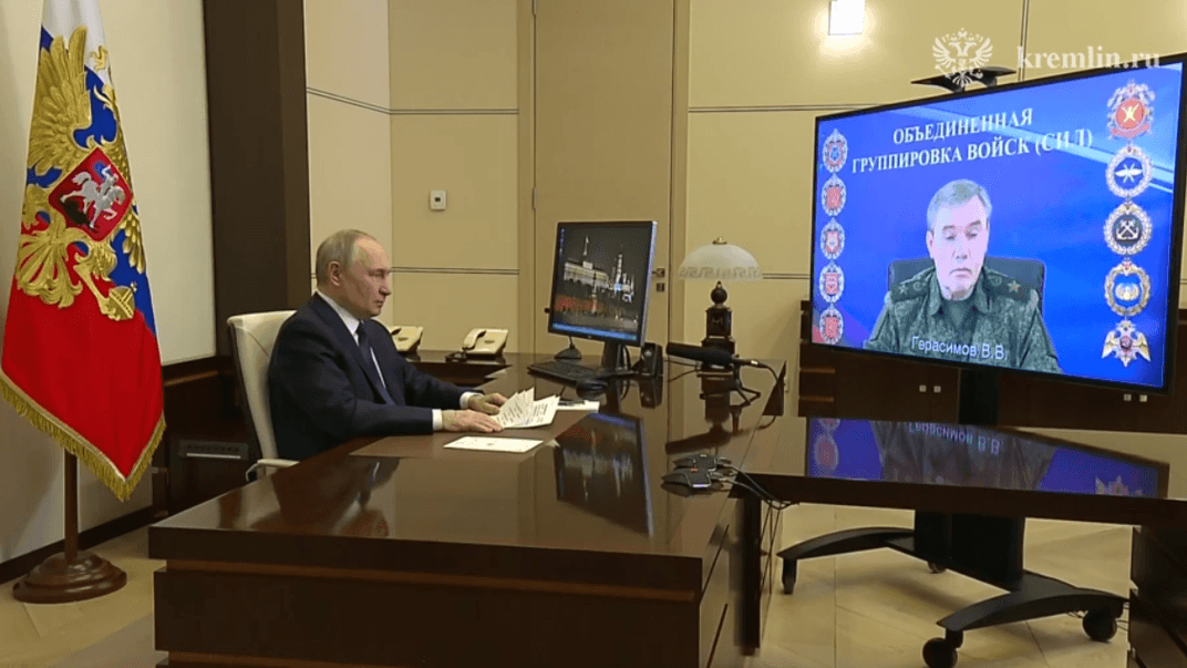 Начальник генштаба ВС рф Валерий Герасимов докладывает главе рф владимиру путину