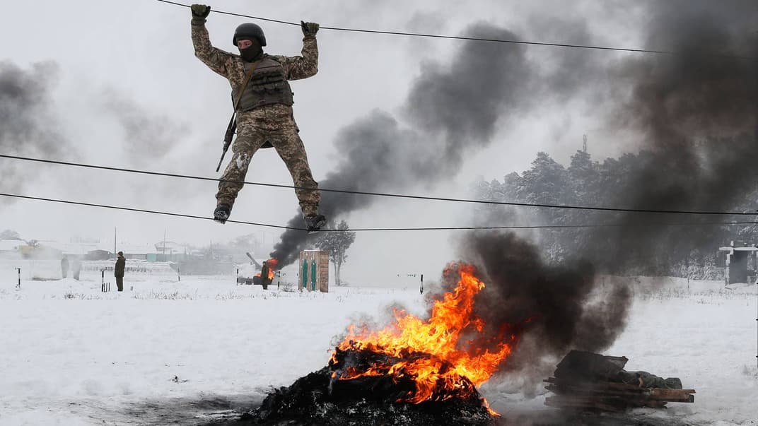 В 10 регіонах України закінчились 30 днів воєнного стану, введеного в кінці листопада 2018 року. У зв'язку із цим, на військових полігонах провели масштабні навчання військових і резервістів (на фото — резервісти ЗСУ на тренуваннях у навчальному центрі «Десна», Чернігівська область, 19 грудня 2018 року)