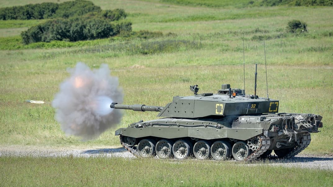 Challenger 2 веде вогонь з основного озброєння під час навчань, 17 червня 2014 рік