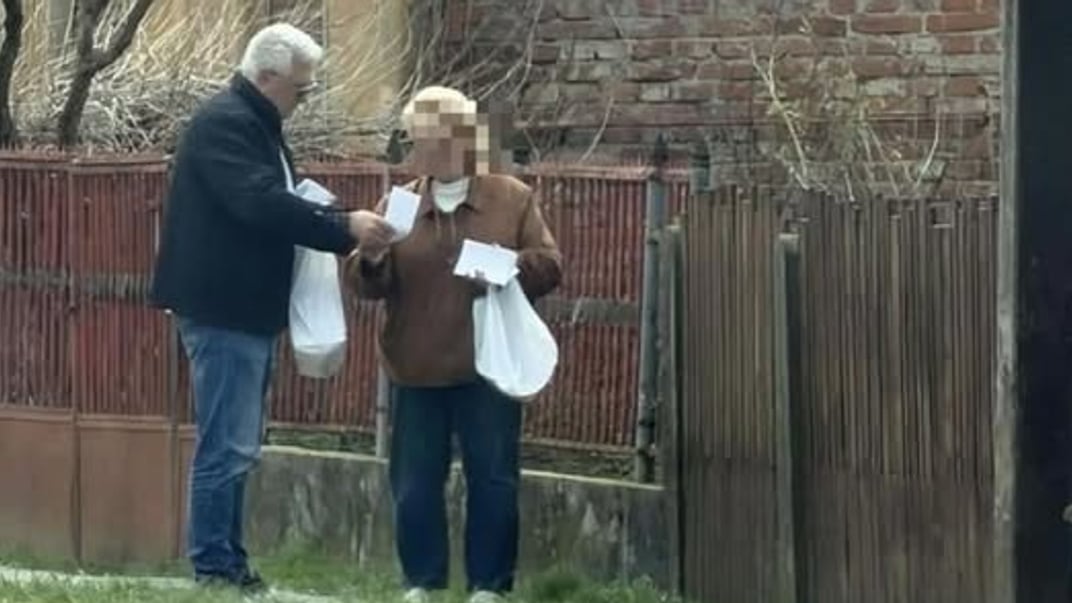 Кандитат від партії «Фідес» Золтан Деметер дає жінці пакунок невідомого вмісту