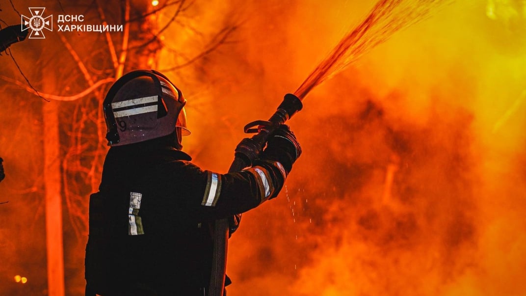 Рятувальник ліквідовує займання на місці російського удару у Харкові, ніч проти 27 березня