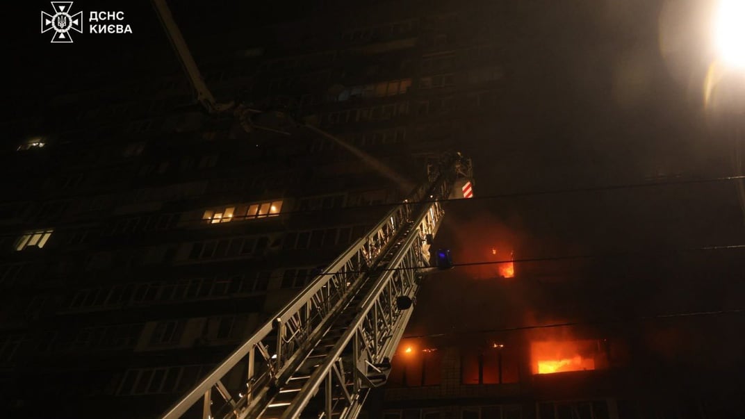 Спасатели тушат пожар, вспыхнувший в результате российского удара по жилому дому в Киеве, 10 октября 2025 года