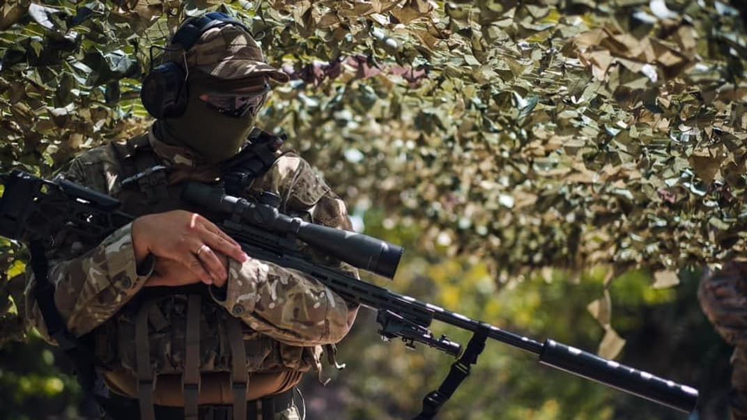 Український військовослужбовець на полі бою